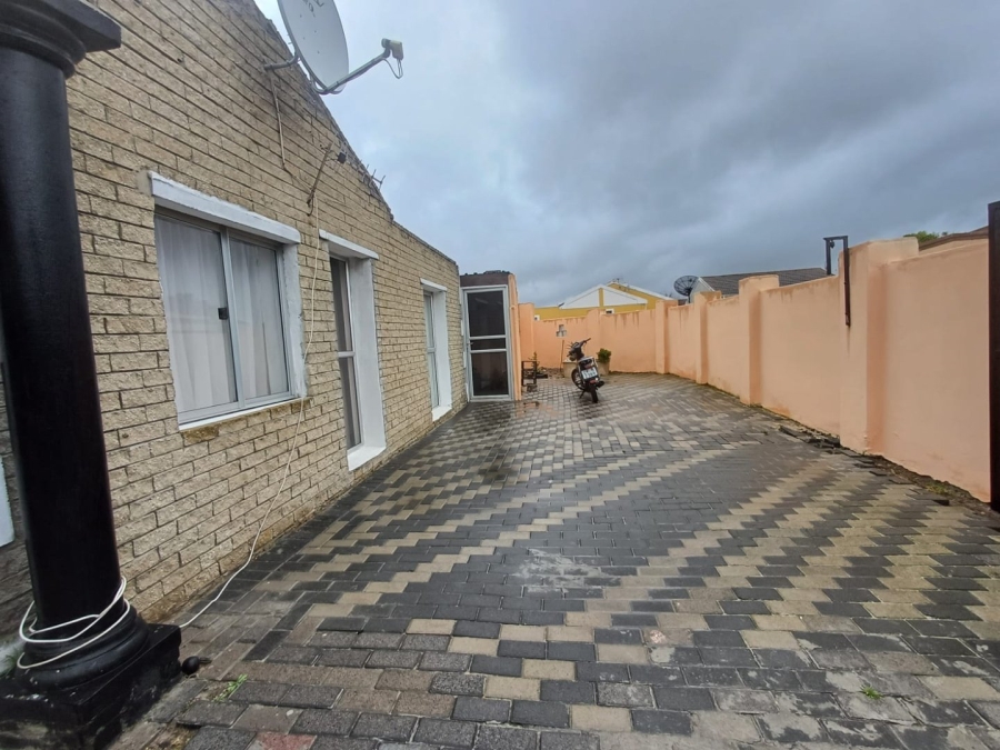 5 Bedroom Property for Sale in Electric City Western Cape